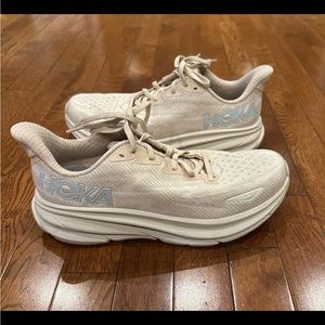 Hoka Clifton 9 running shoes size 10.5